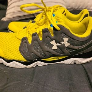 Under Armour men's tennis shoe